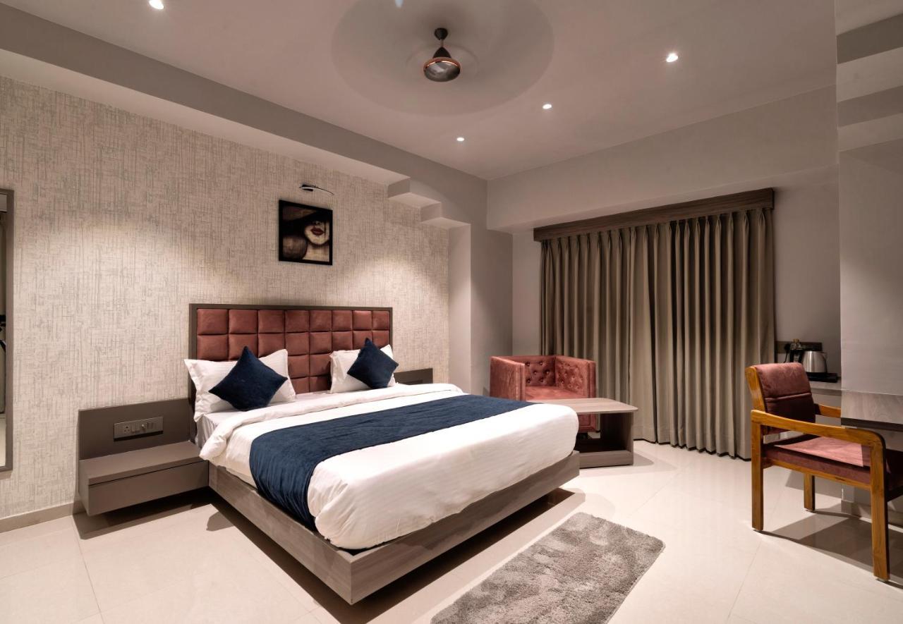 Hotel Sparsh Divine Ahmedabad Eksteriør bilde
