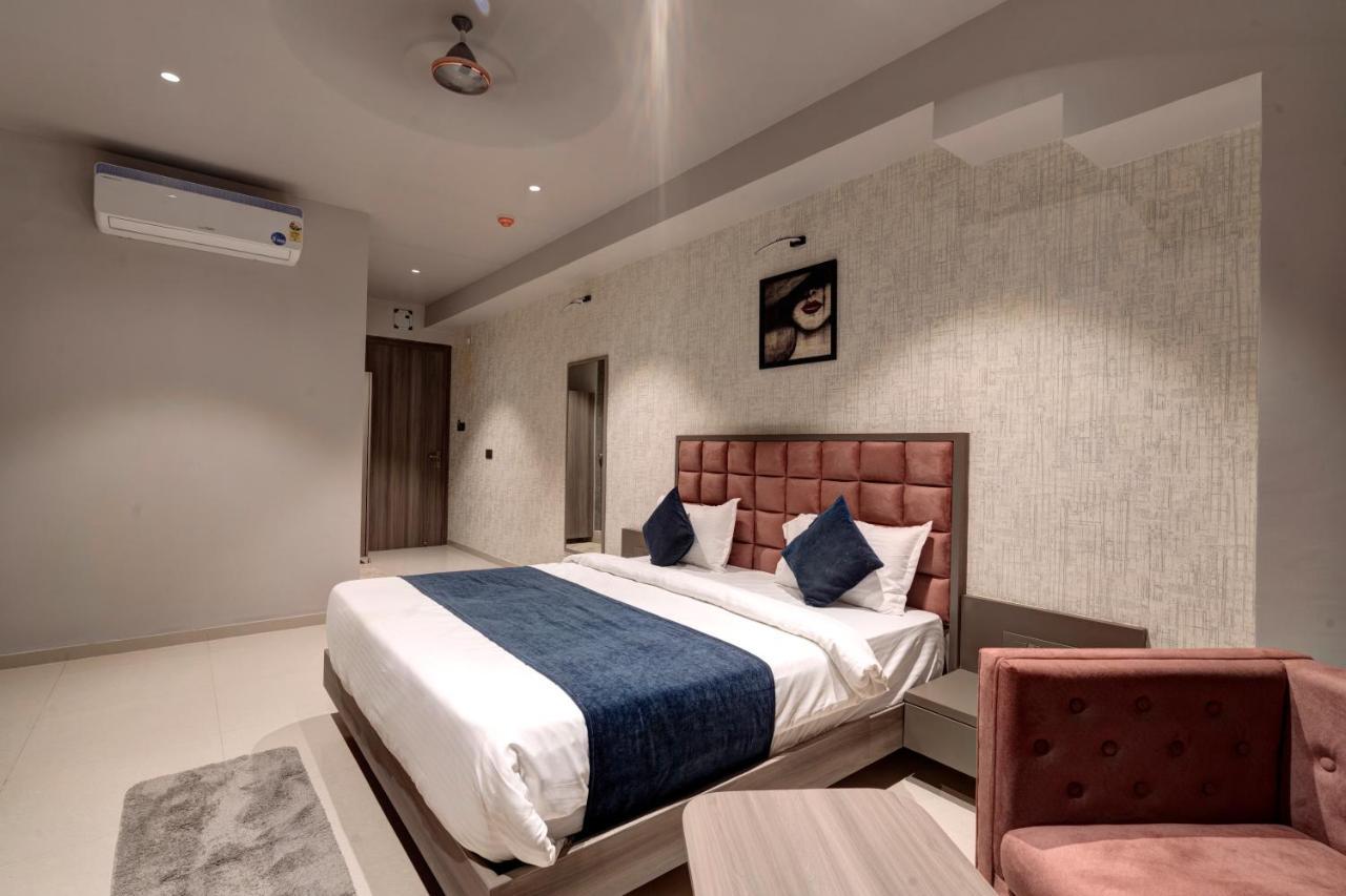 Hotel Sparsh Divine Ahmedabad Eksteriør bilde