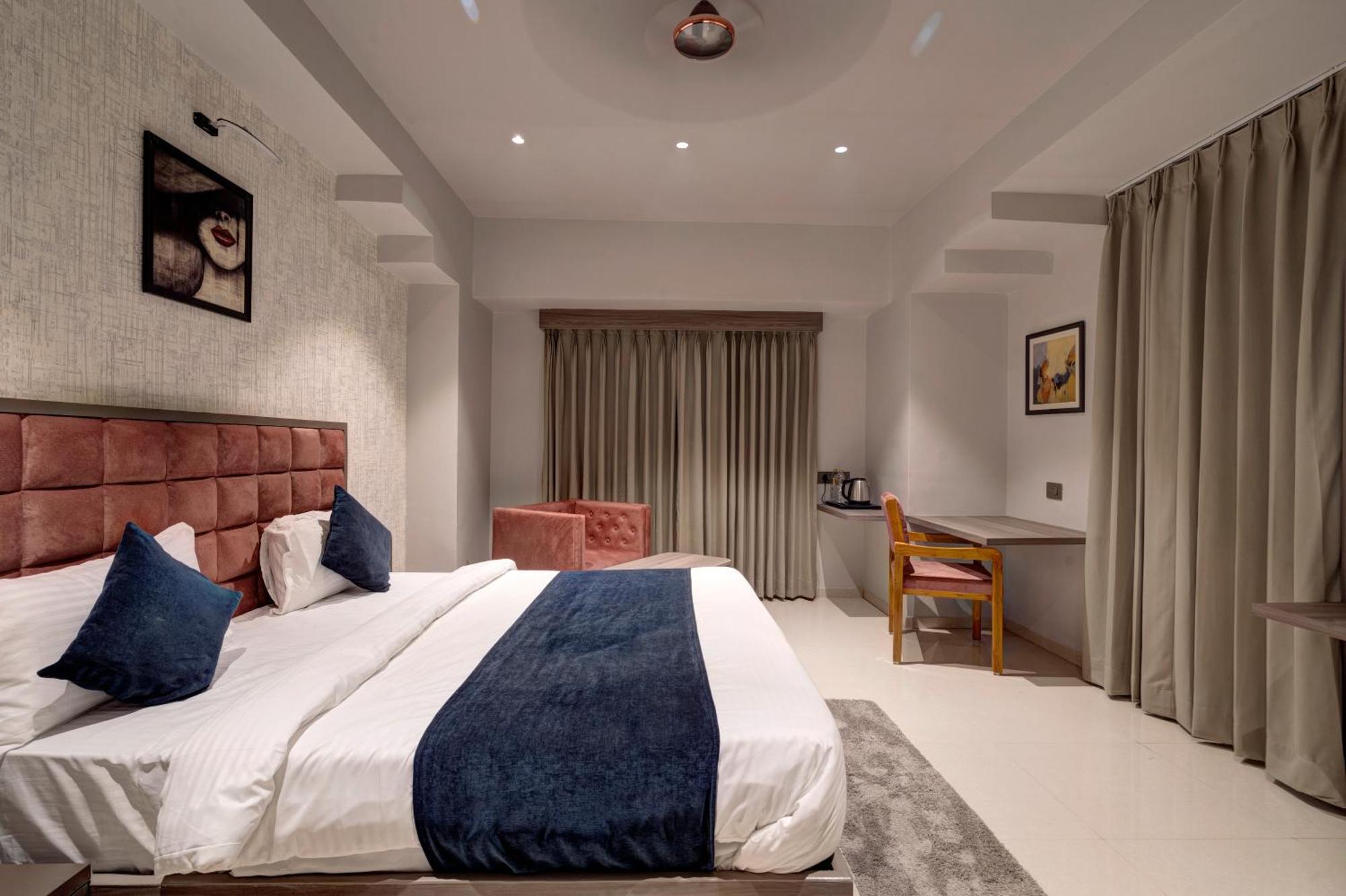 Hotel Sparsh Divine Ahmedabad Eksteriør bilde