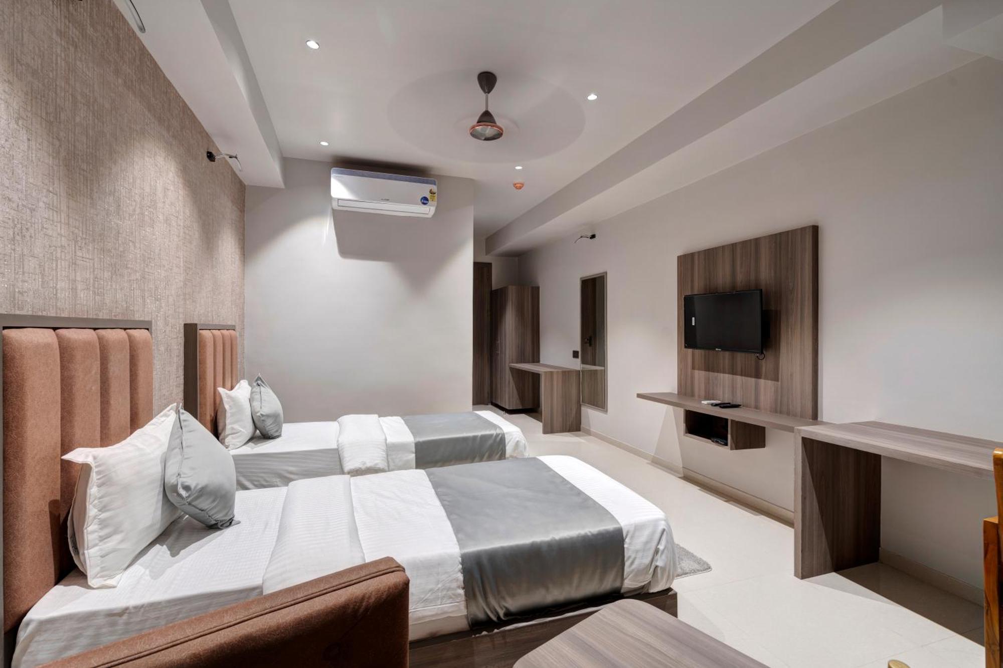 Hotel Sparsh Divine Ahmedabad Eksteriør bilde
