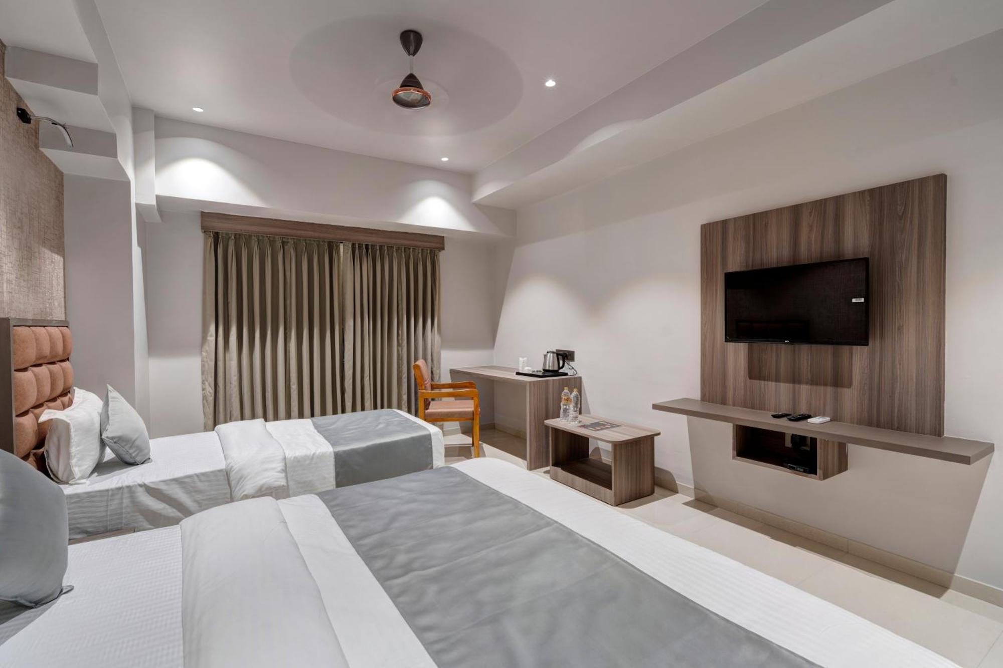 Hotel Sparsh Divine Ahmedabad Eksteriør bilde