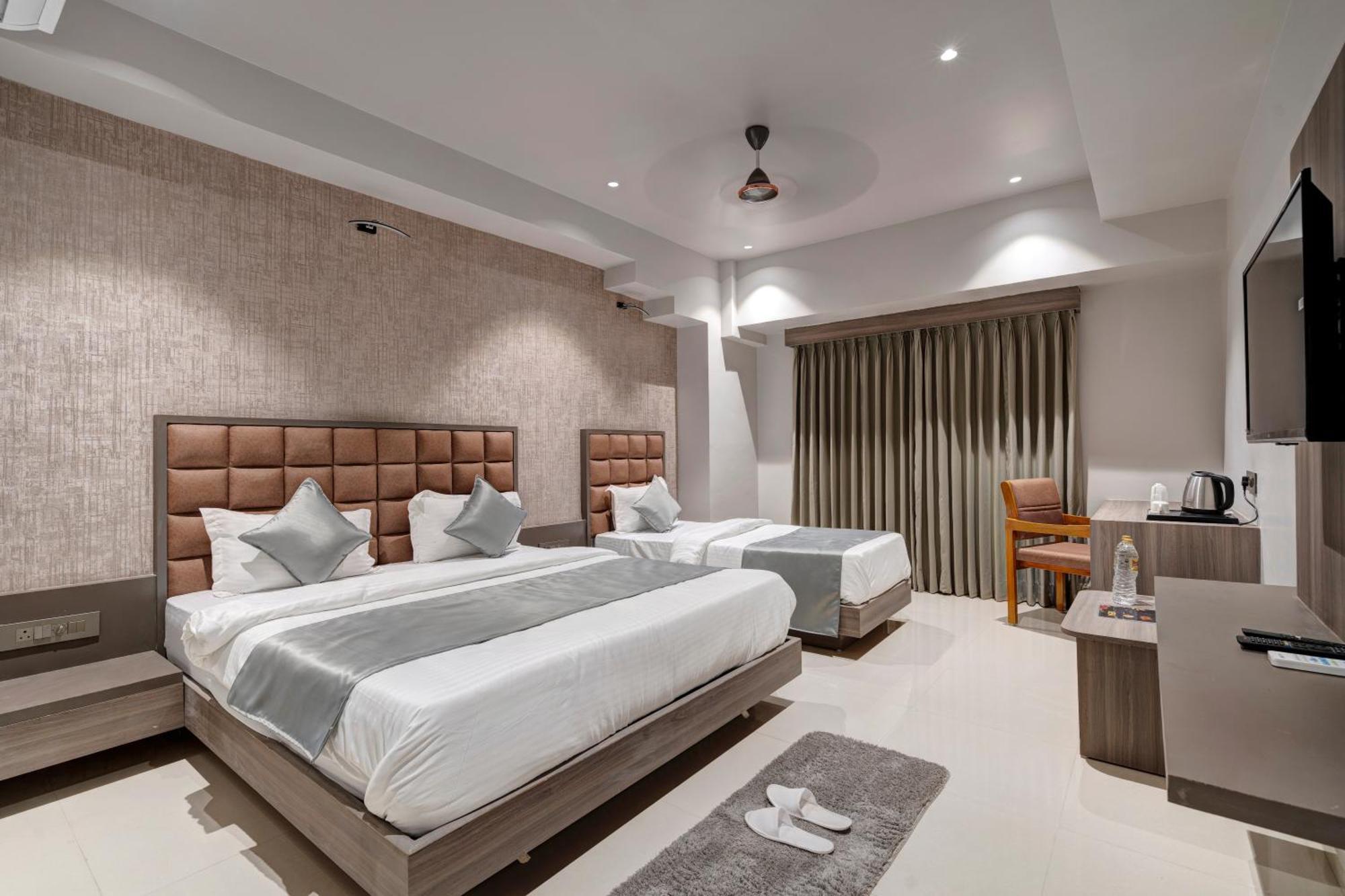 Hotel Sparsh Divine Ahmedabad Eksteriør bilde