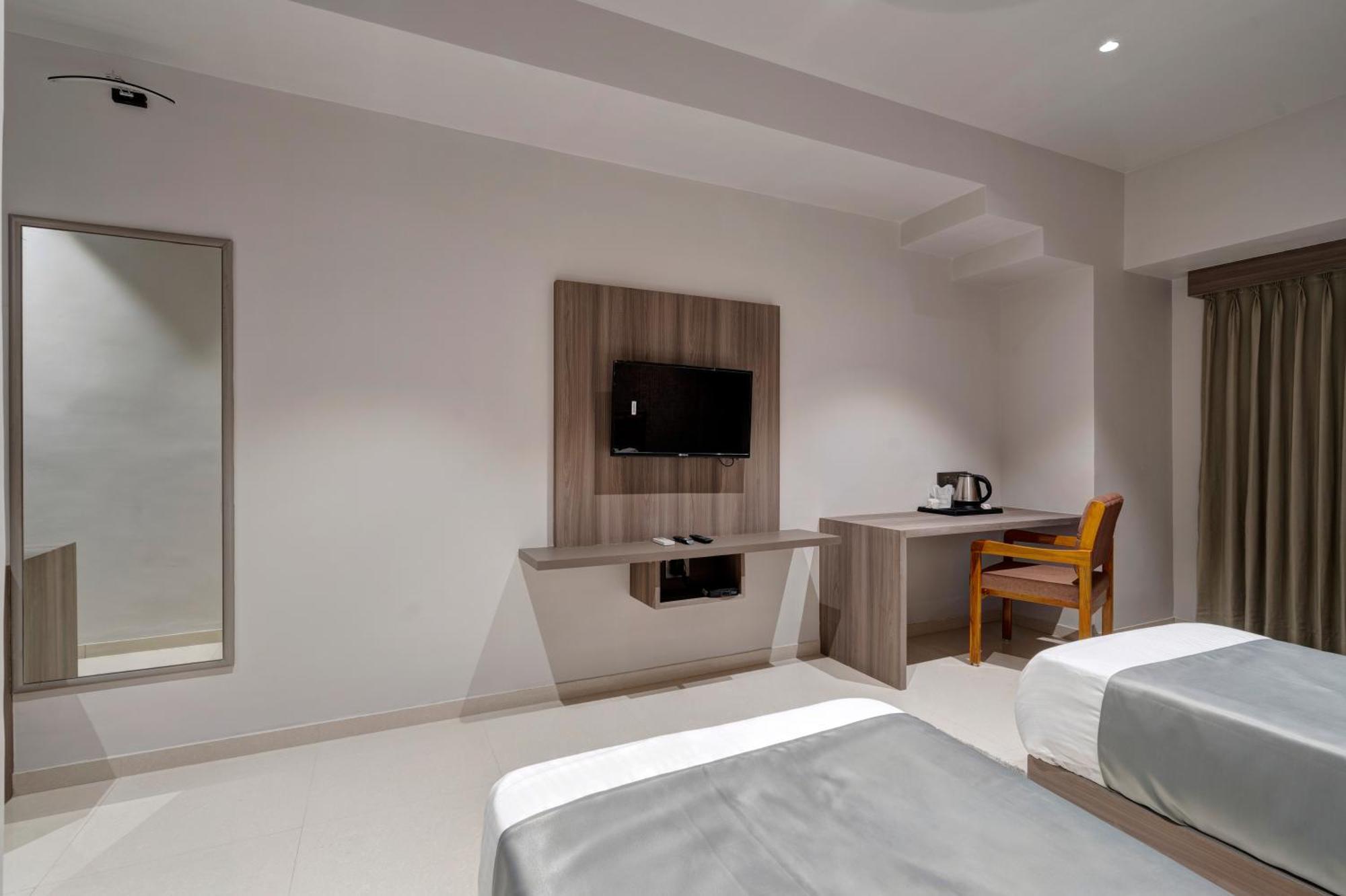 Hotel Sparsh Divine Ahmedabad Eksteriør bilde