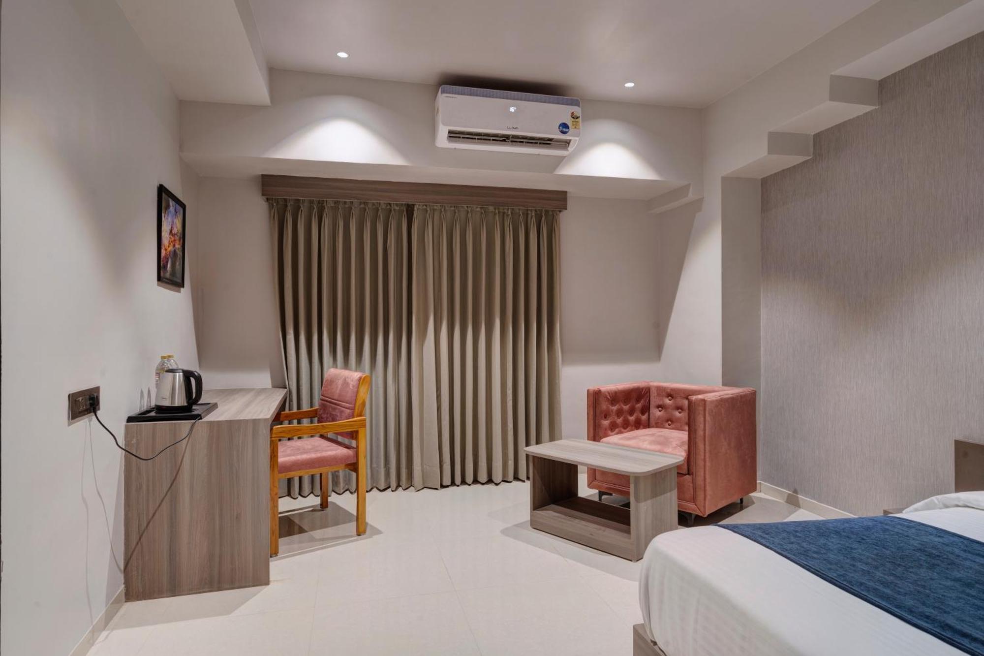 Hotel Sparsh Divine Ahmedabad Eksteriør bilde