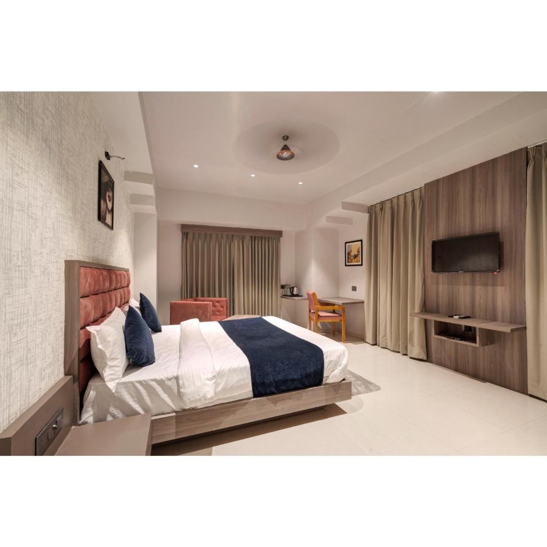 Hotel Sparsh Divine Ahmedabad Eksteriør bilde