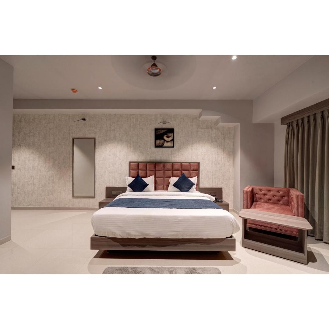 Hotel Sparsh Divine Ahmedabad Eksteriør bilde
