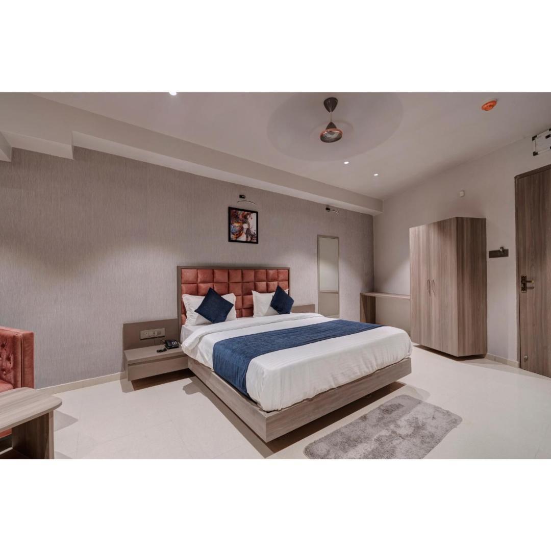 Hotel Sparsh Divine Ahmedabad Eksteriør bilde